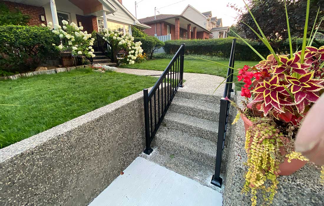 Aluminum Railing Welland-Aluminum-Railing-Glass-Railing-Pool-Railings-Balcony-Railings-Banister-Railings-Porch-Railings-Frameless-Glass-Railing