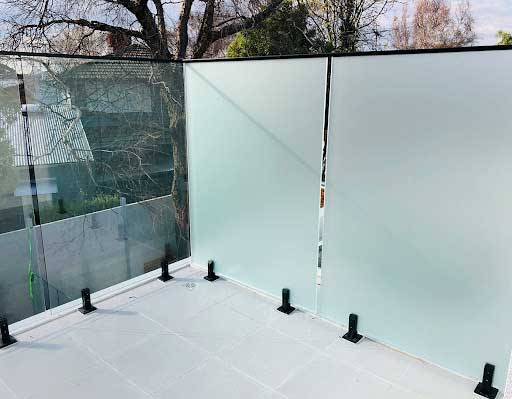 Frameless-Glass-Privacy-Screens2